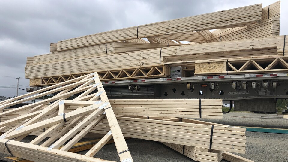 Des planches de bois d'œuvre.