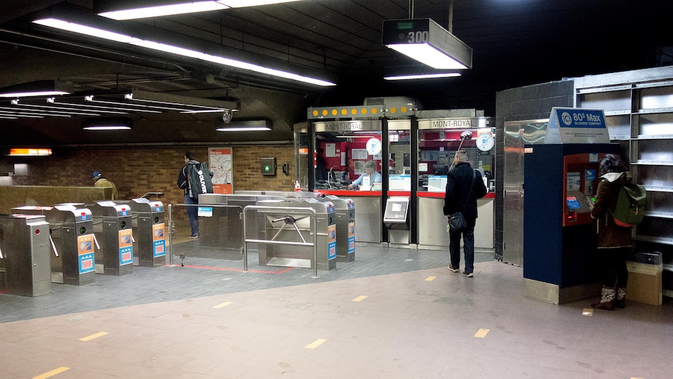 Les tourniquets de la station de métro Mont-Royal.