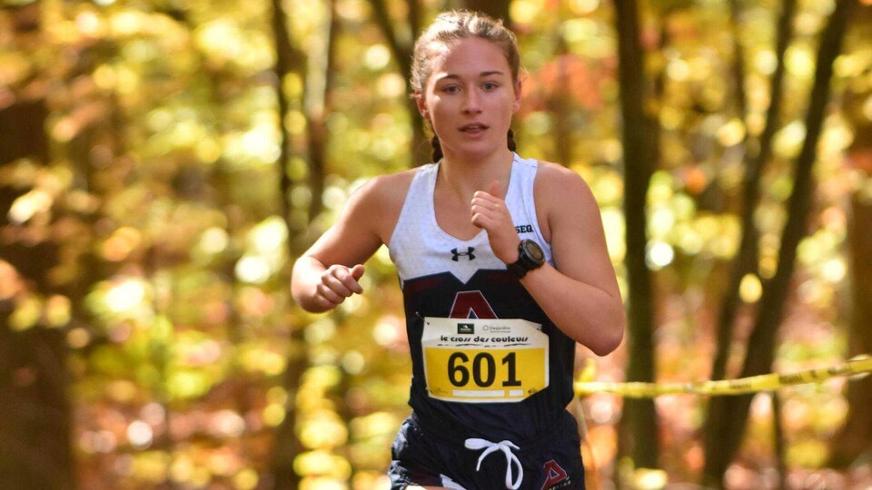 Léane Baril en pleine action, lors d'une épreuve de cross-country.