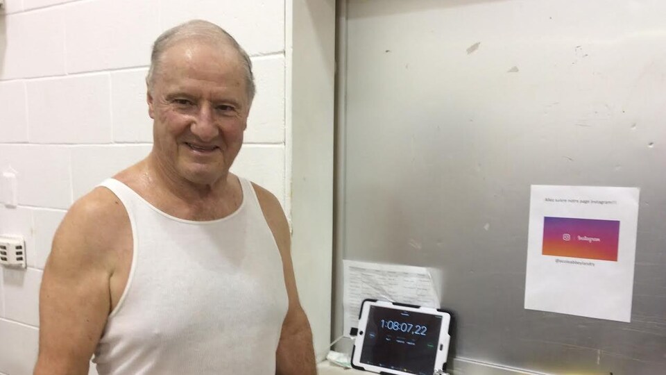 Roger LeBlanc debout dans un gymnase