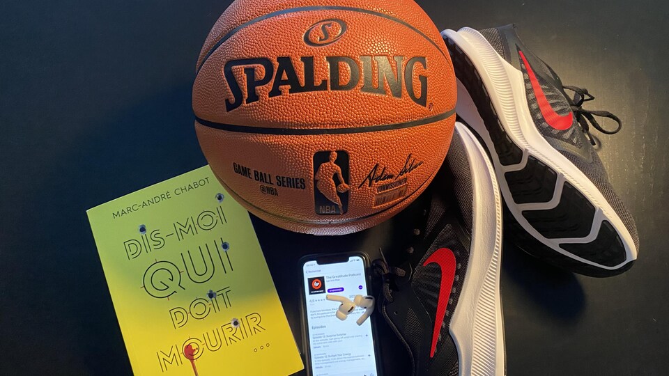 Un livre, un ballon, des souliers et des écouteurs.
