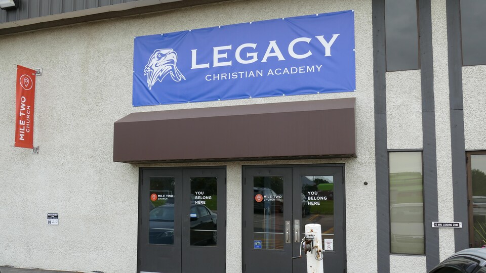 Un bâtiment avec la bannière du Legacy Christian Academy.