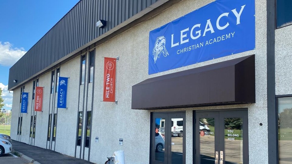 L’école Legacy Christian Academy s’appelait Christian Centre Academy de son inauguration en 1984, jusqu’en 2013.