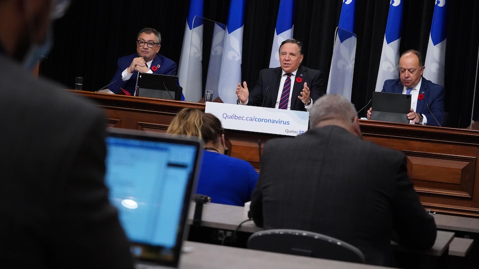 Le premier ministre du Québec, François Legault, le ministre de la Santé, Christian Dubé et le directeur de la santé publique, Horacio Arruda s'adressent aux médias.  