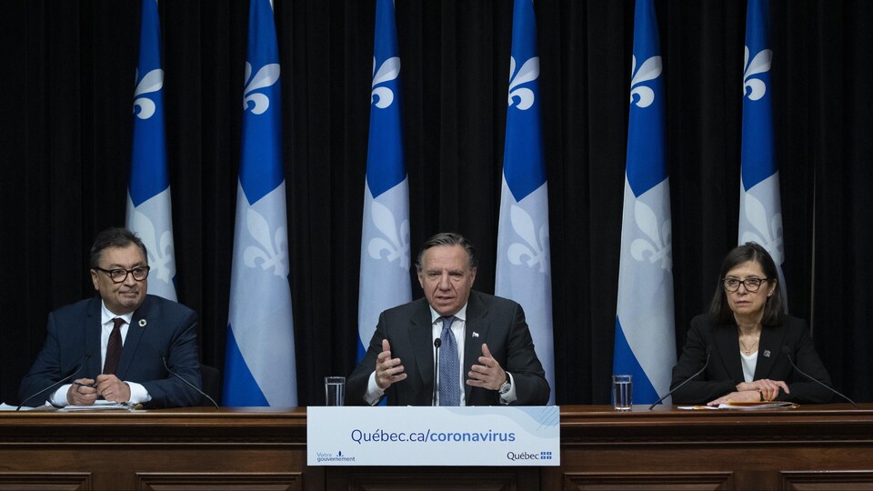 Le « trio gouvernemental » en conférence de presse.