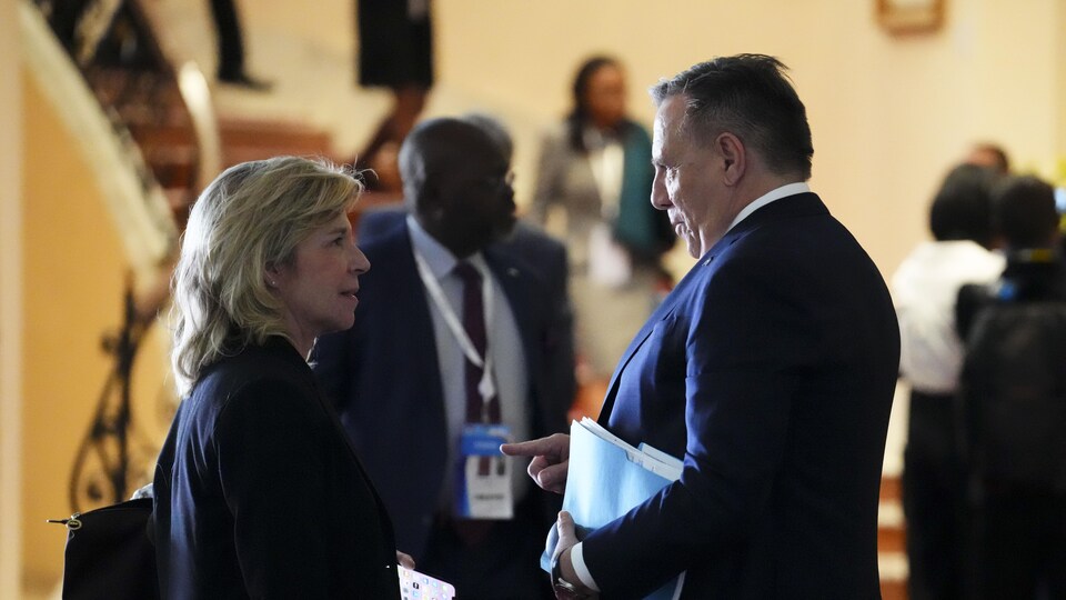 Le premier ministre du Québec, François Legault, s'entretient avec sa ministre des Affaires internationales, Martine Biron, à Djerba, en Tunisie.