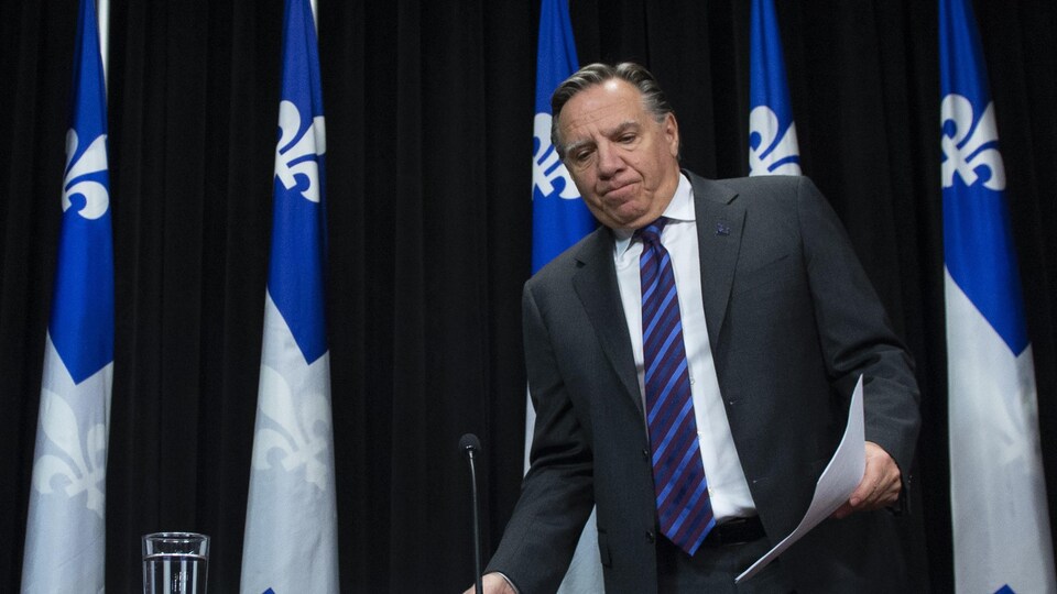 M. Legault arrivant à la conférence de presse.