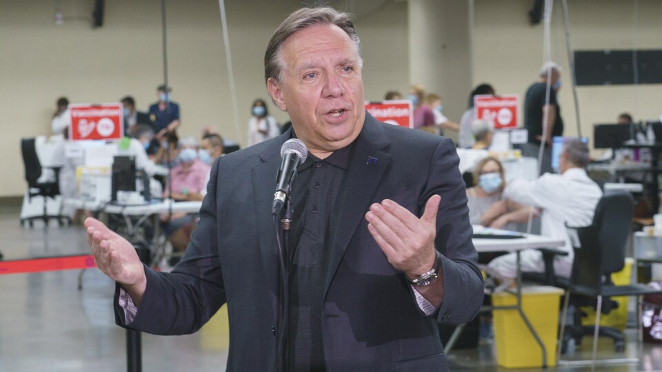 François Legault par à un micro.