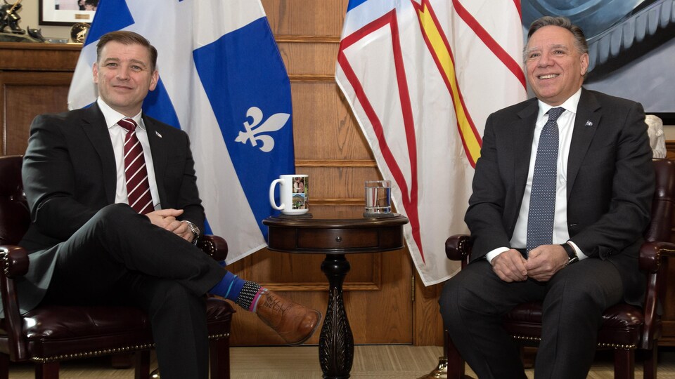 François Legault et Andrew Furey posent ensemble pour les journalistes.