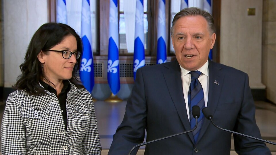 François Legault et Sonia Lebel s'adressent aux journalistes.