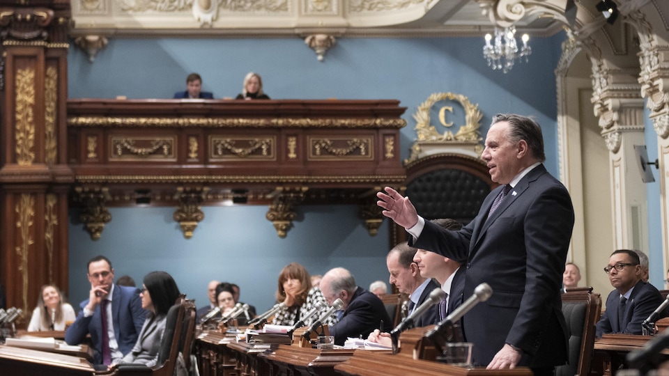 François Legault s'adresse à l'assemblée dans le salon bleu.