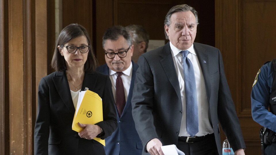 François Legault, Danielle McCann et Horacio Arruda à leur arrivée à la conférence de presse.