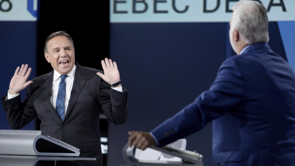 François Legault, les mains levées et la bouche ouverte, s'adresse à Philippe Couillard.