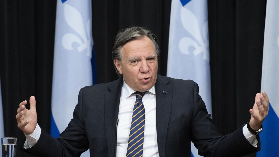 François Legault s'adresse aux journalistes.