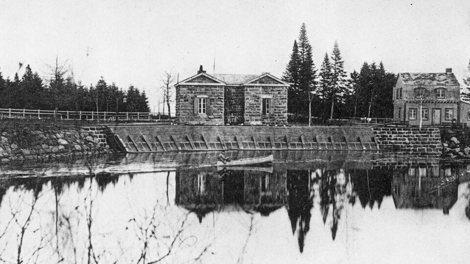 Barrage de l'aqueduc et de son réservoir à Loretteville, vers 1910