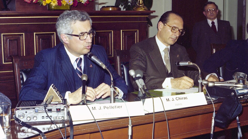 Le maire Jean Pelletier, complice avec le maire de Paris Jacques Chirac, à l'hôtel de ville de Québec lors d'une rencontre de l'Association internationale des maires francophones, qu'ils ont co-fondée.