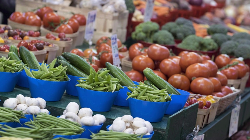 Des légumes frais dans un marché.