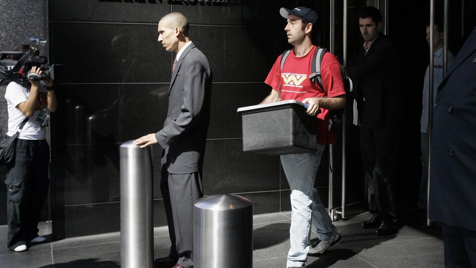 Un employé de Lehman Brothers quitte le siège social avec ses effets personnels le 15 septembre 2008.