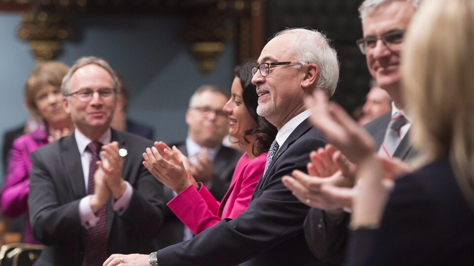 Le ministre des Finances du Québec, Carlos Leitao, est applaudi par des membres du gouvernement lors de la présentation du budget à l'Assemblée nationale.