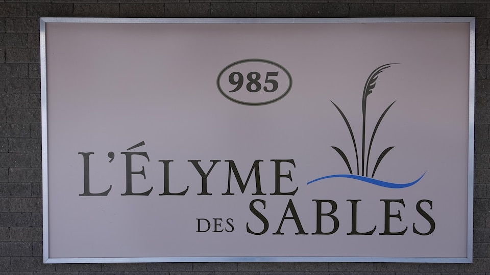 L'enseigne est sobre avec une dessin d'Élyme des sables. 