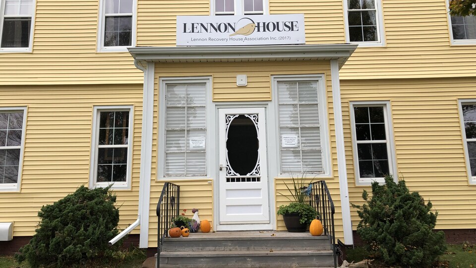 Vue de l'entrée de la Lennon House.