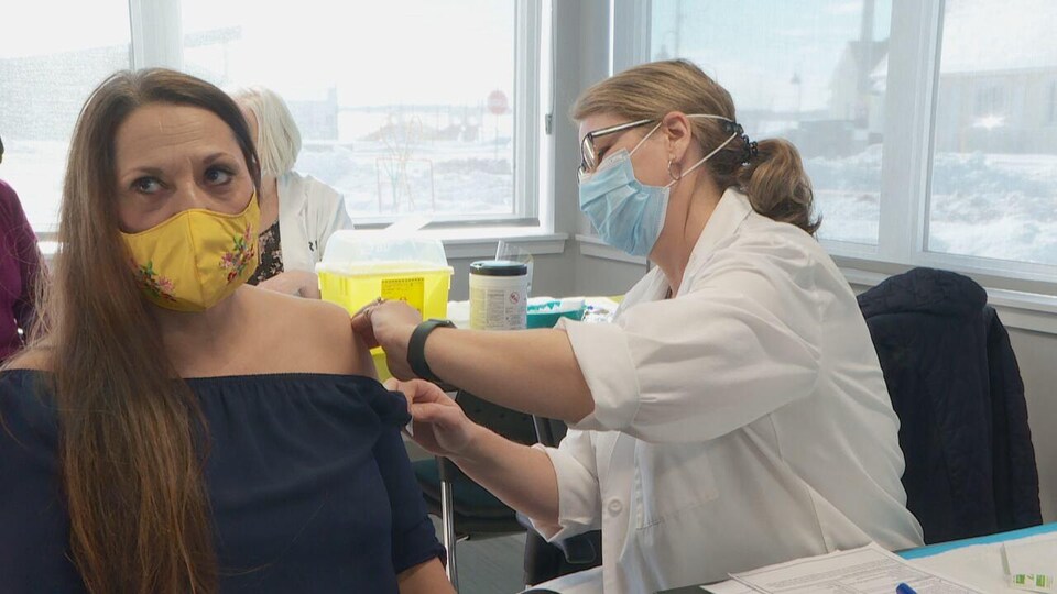 La chef du conseil de bande de Lennox Island Darlene Bernard reçoit sa première dose du vaccin Moderna, le2 6 février 2021.