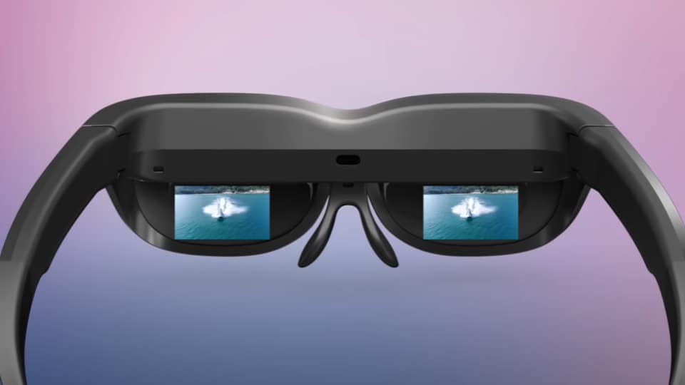 Une paire de lunettes technologique avec une image de vidéo dans chaque verre.