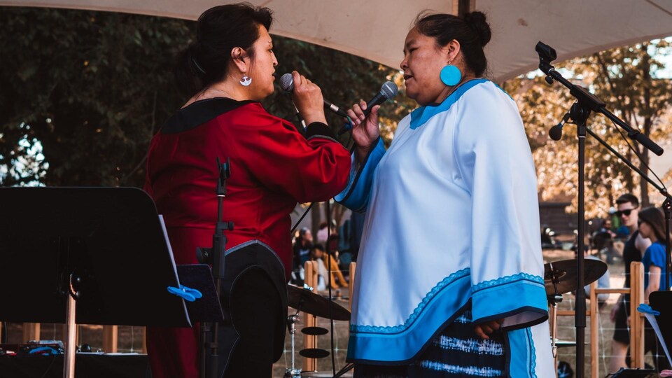 Deux chanteuses inuit sur la scène