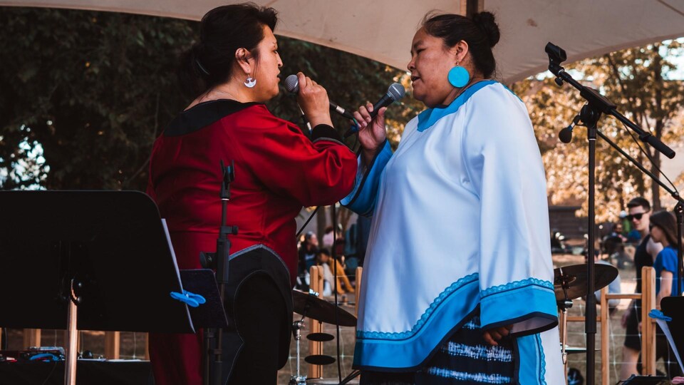 Deux chanteuses inuit sur la scène.