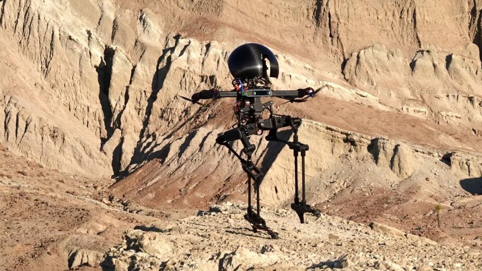 Un robot marche dans un environnement rocheux.
