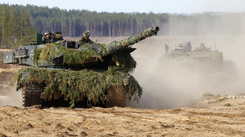 Deux chars d'assaut de type Leopard 2.
