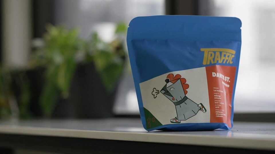Un sac de café de couleur bleu poudre avec une illustration de cafetière italienne.