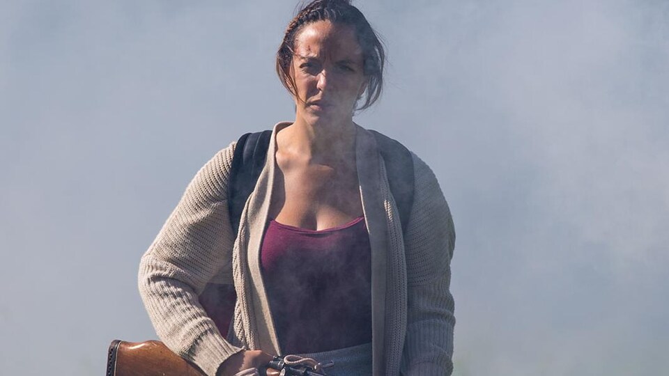 L'actrice avec un fusil dans les mains
