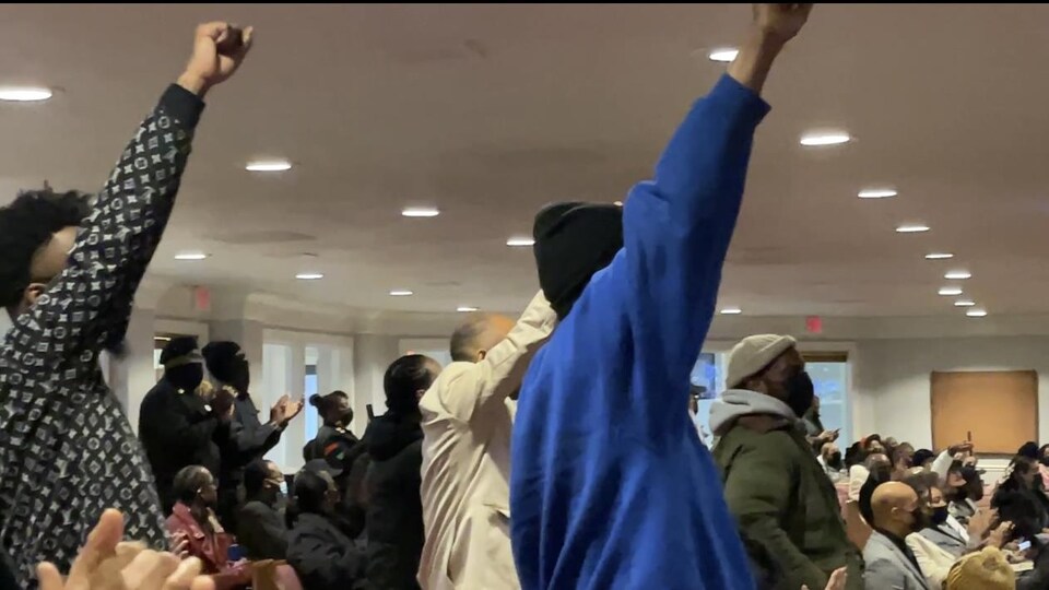 Le poing levé, des militants des droits civiques à Memphis apportent leur soutien à la famille de Tyre Nichols.