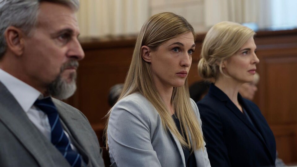 Les trois personnes sont assises côte à côte.