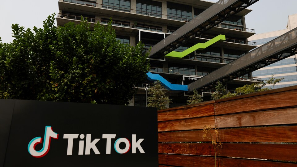 L'enseigne de TikTok devant le bâtiment.