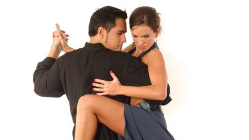 Une homme et une femme dansent le tango.