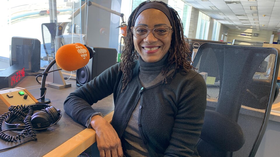 Leslie McCurdy, présidente du Conseil des Noirs de Windsor-Essex assise sur une chaise au studio de Radio-Canada Windsor.
