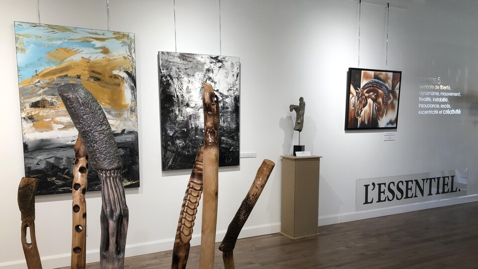 Des oeuvres disséminées dans une galerie.