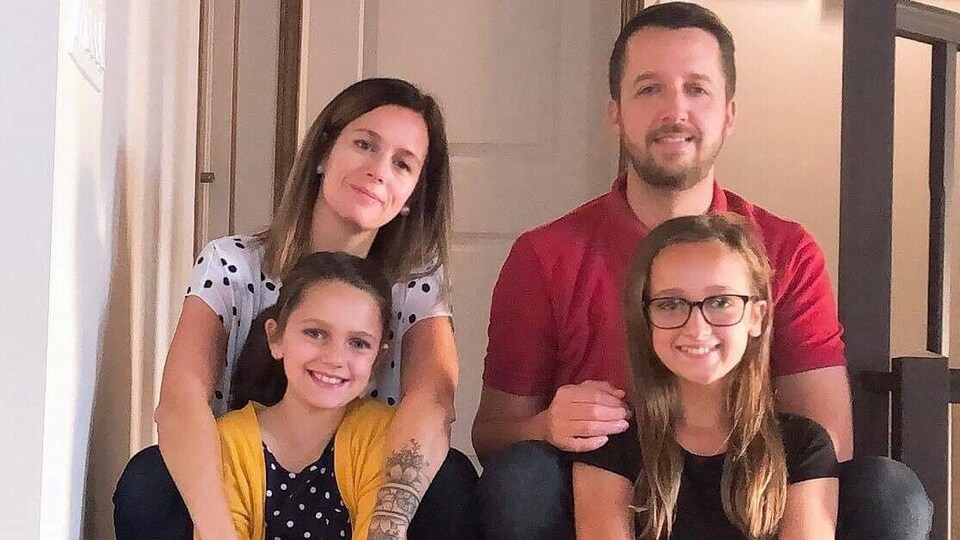 Photo de famille de Stacy-Ann Dubois, sa fille Maxime Parent et deux autres de leurs proches.