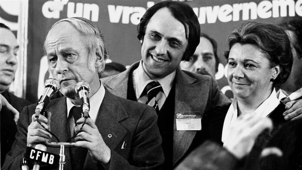 Le 15 novembre 1976 : le nouveau premier ministre, René Lévesque, les députés Gilbert Paquette et Lise Payette.