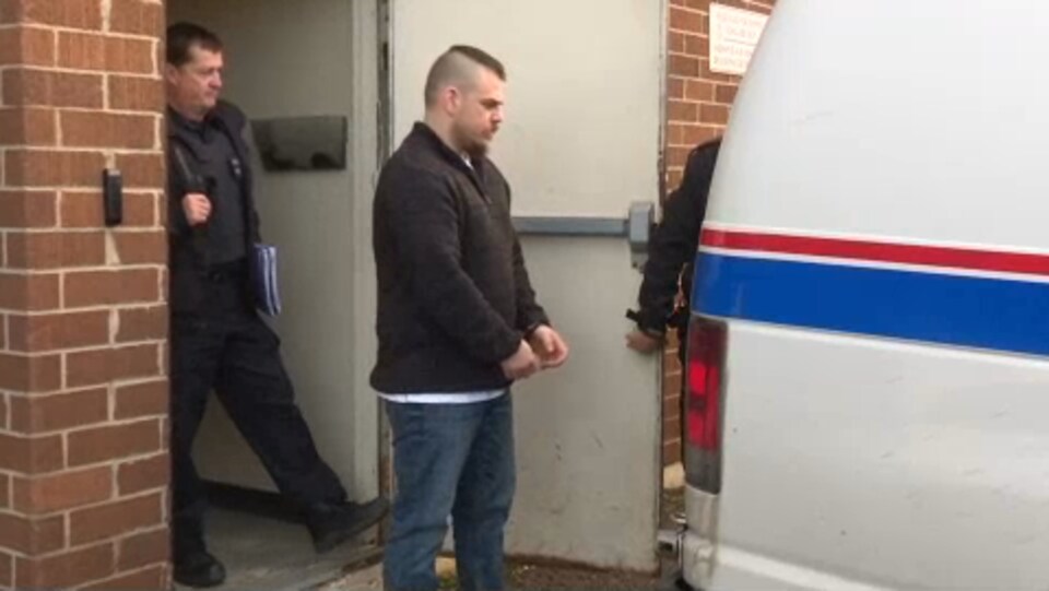 Steve Levesque escorté par des policiers