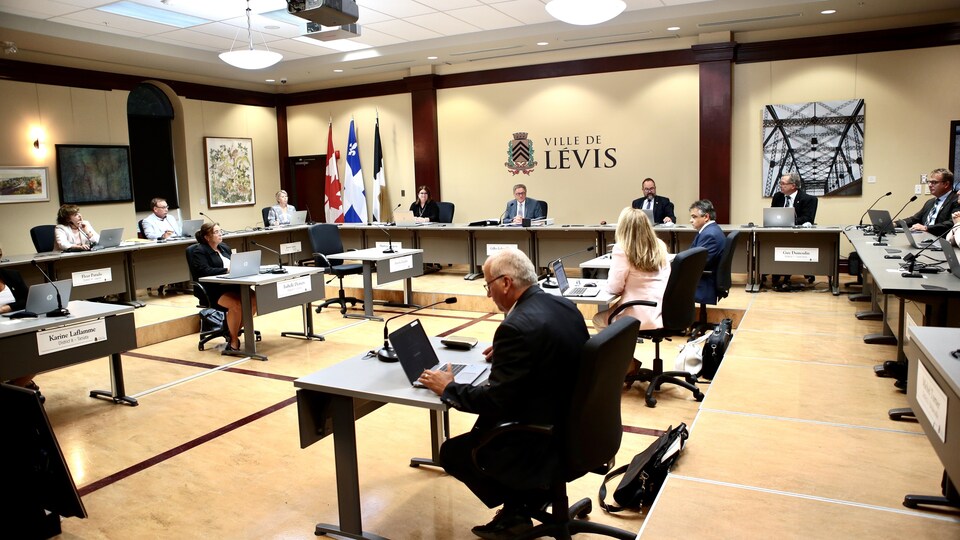Une séance du conseil municipal de Lévis. (archives)