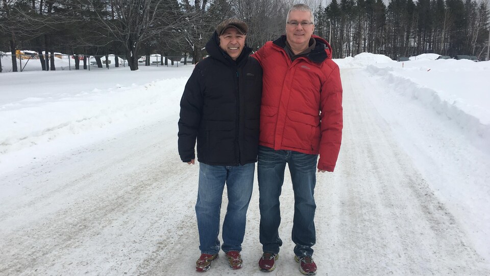 Alain Lévesque et Nelson Lapointe s'enlacent en marchant dans la neige