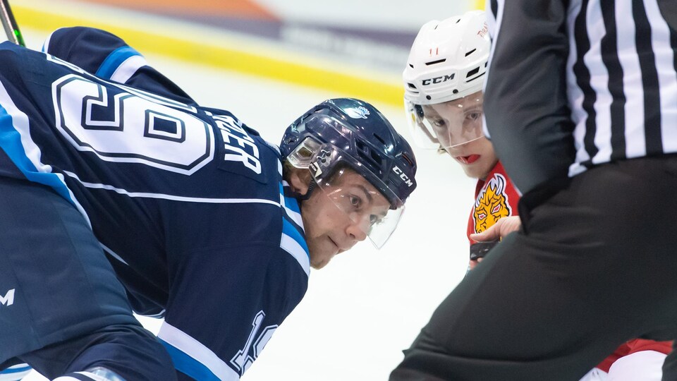 Dawson Mercer lors d'une mise au jeu.