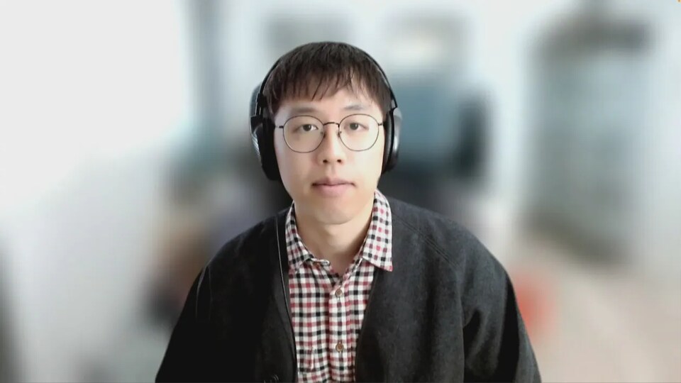Tim Li interviewé par vidéoconférence.
