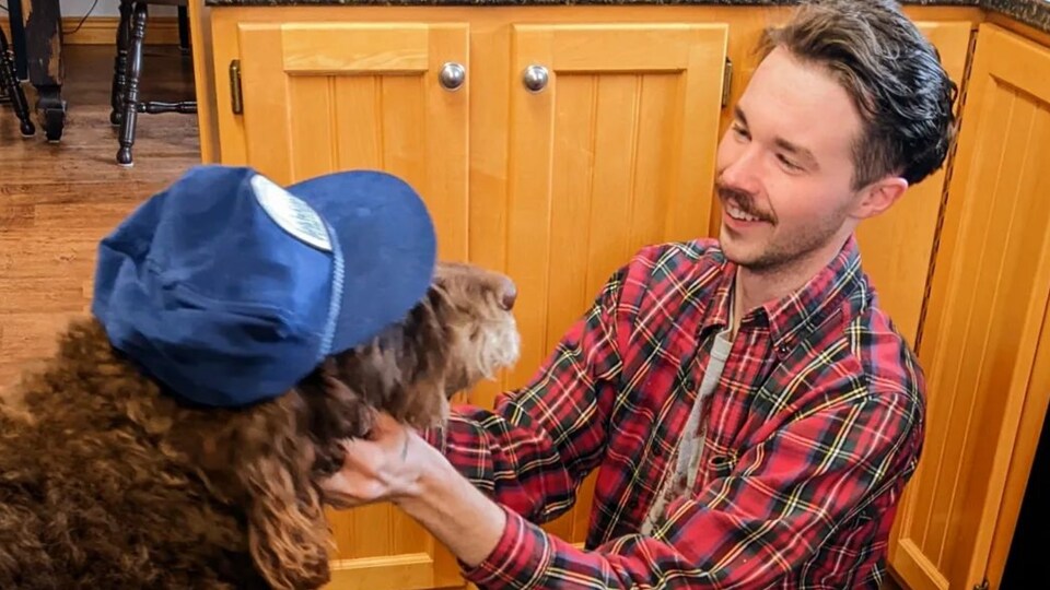 Liam Dee joue avec son chien.