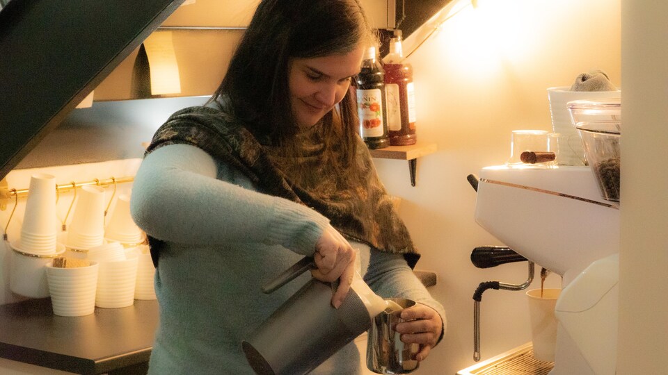 Liana Bacon prépare un café