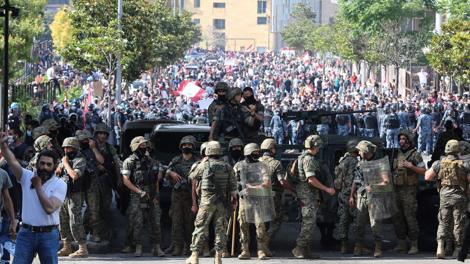 Des militaires libanais bloquent la route à des manifestants dans le centre-ville de Beyrouth.