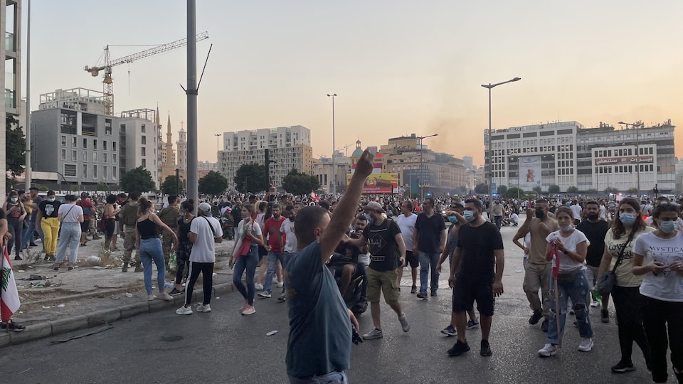 Des centaines de personnes dans la rue.